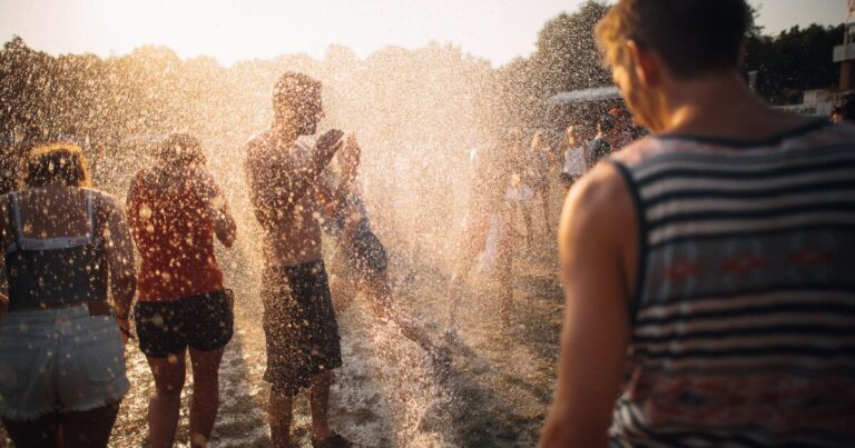 Unge i gyldent modlys til sommerfestival - samtykke bor i kontakten, også når der er drukket